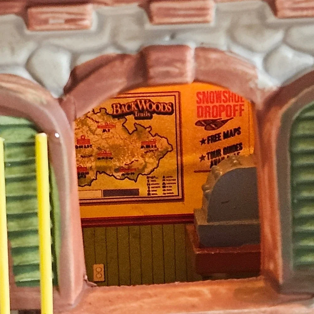 Rare Lemax Backwoods Snowshoe Rental Shop Lighted Village House 85328